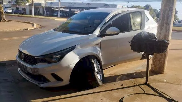 Motorista foge da PRF por 70 km e só para ao bater em poste