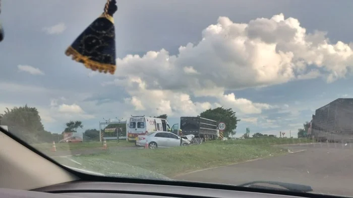 Corolla e caminhão batem em novo acidente na BR-163 no Posto São Pedro; segundo acidente do dia no mesmo local