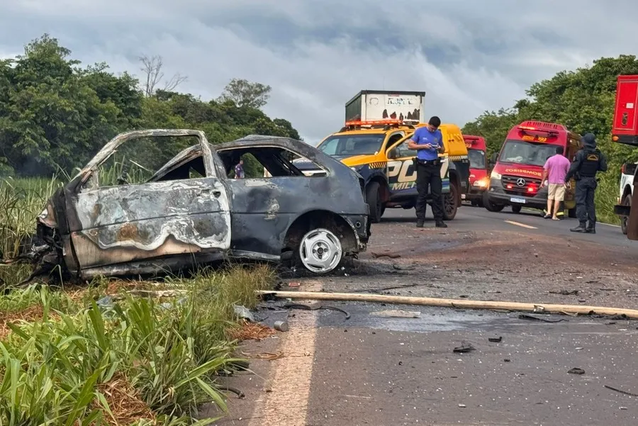 Motorista morre carbonizado em acidente com carreta na MS-276