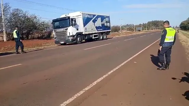 Motociclista morre ao colidir com caminhão parado em rodovia na Fronteira