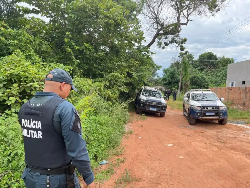 Dois traficantes são mortos em confronto com a polícia no meio de matagal.