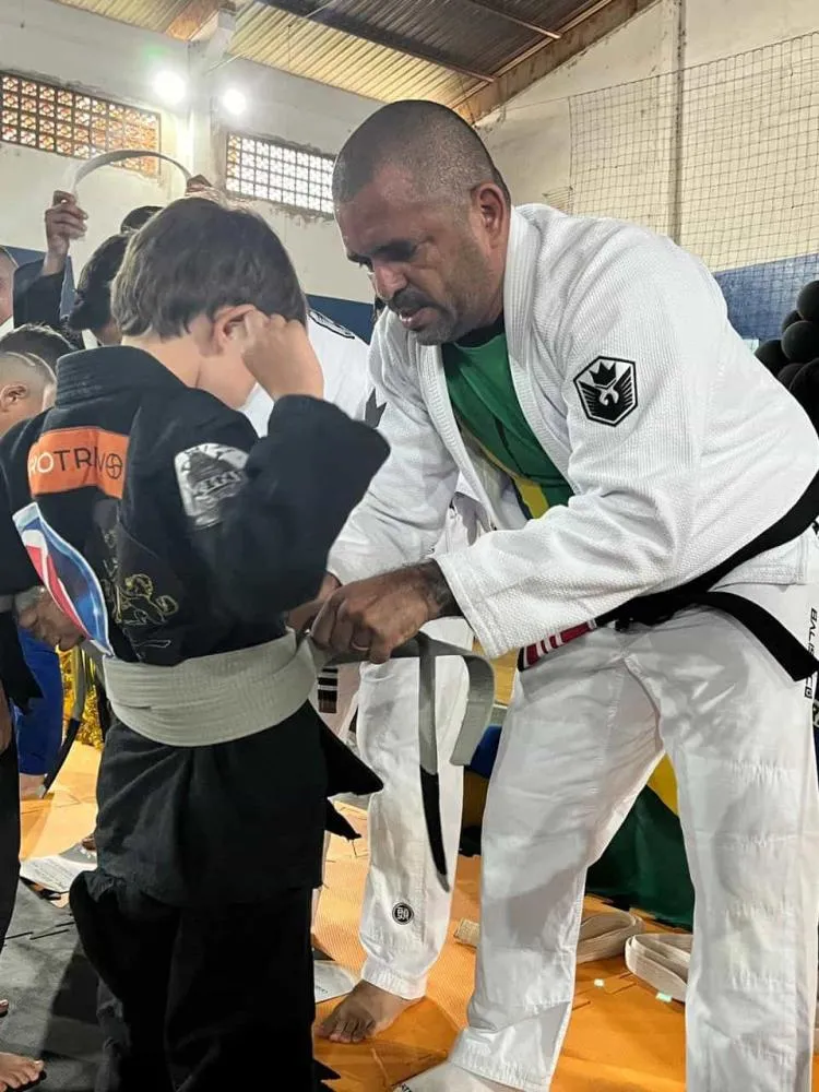 SL Jiu Jitsu de São Gabriel encerra 2024 com grande graduação de faixas e celebração de conquistas