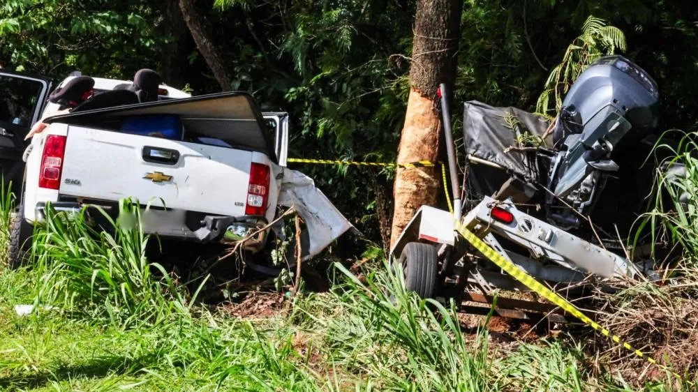 Caminhonete atinge árvores nas margens da BR-163 em Campo Grande e passageira morre