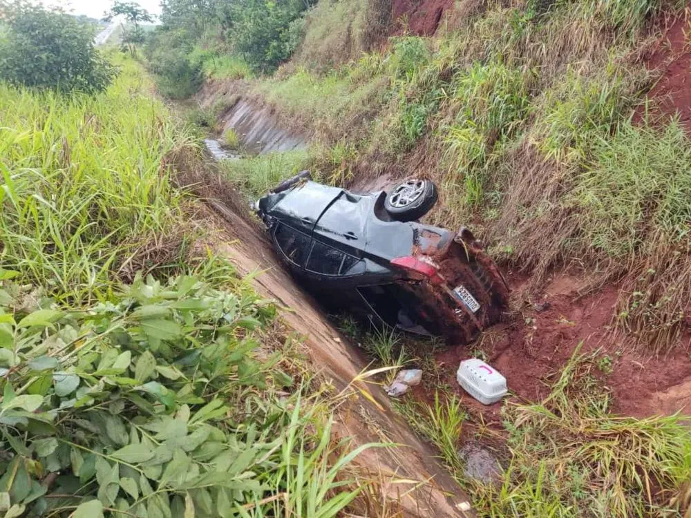 Veículo capota na BR-163 em São Gabriel do Oeste após aquaplanar