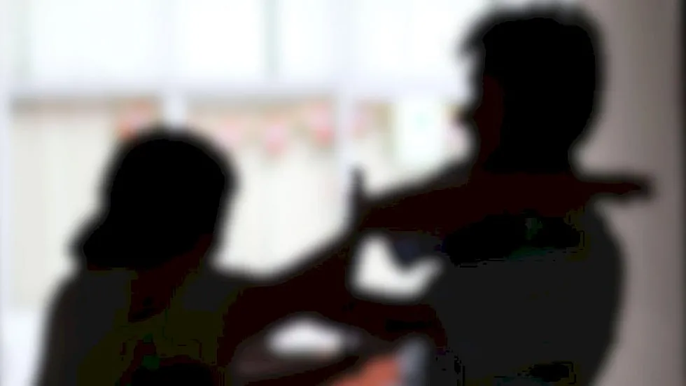 Filho agride mãe de 86 anos com puxões de cabelo e a joga contra geladeira após briga por cães em MS