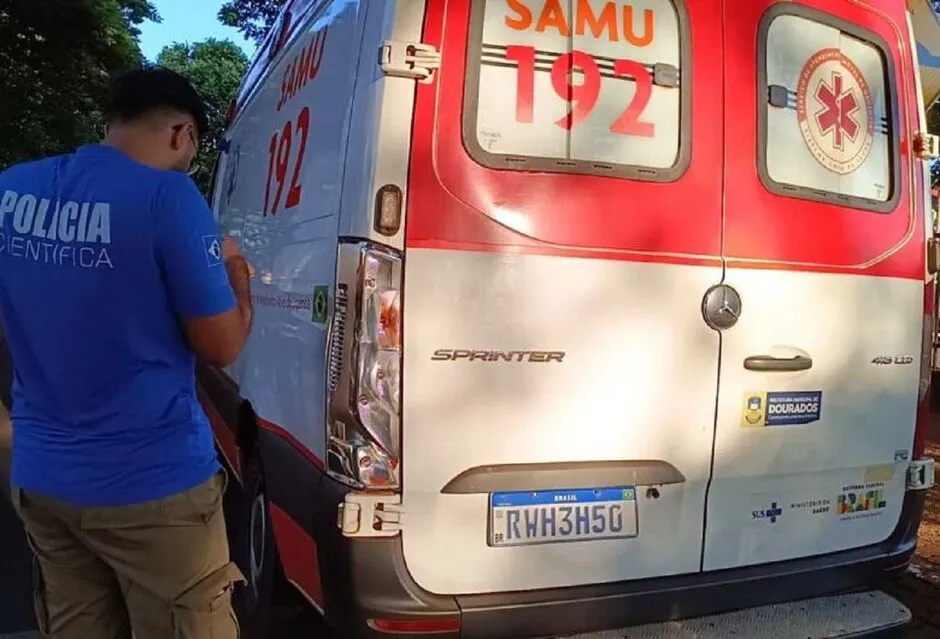 Homem que atacou policiais com facão e machado morre em hospital de Dourados