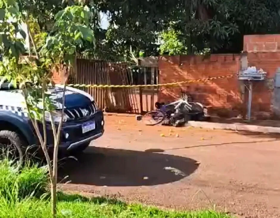 Homem é achado morto em calçada e com ferimentos na cabeça em Dourados