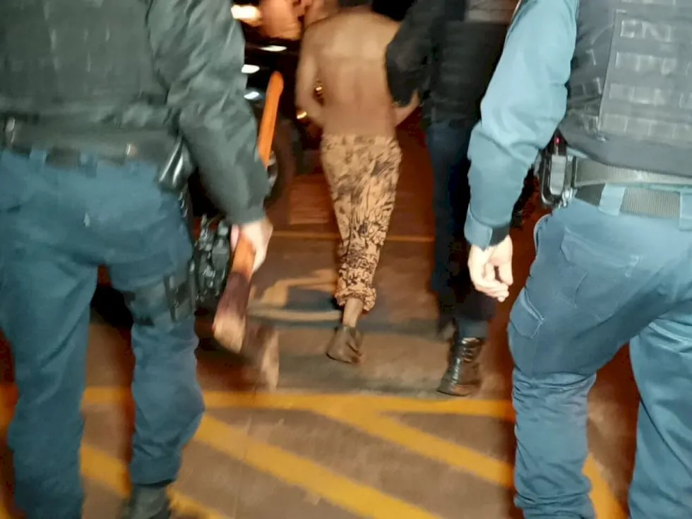 Adolescente mata padrasto a golpes de faca em Dourados 