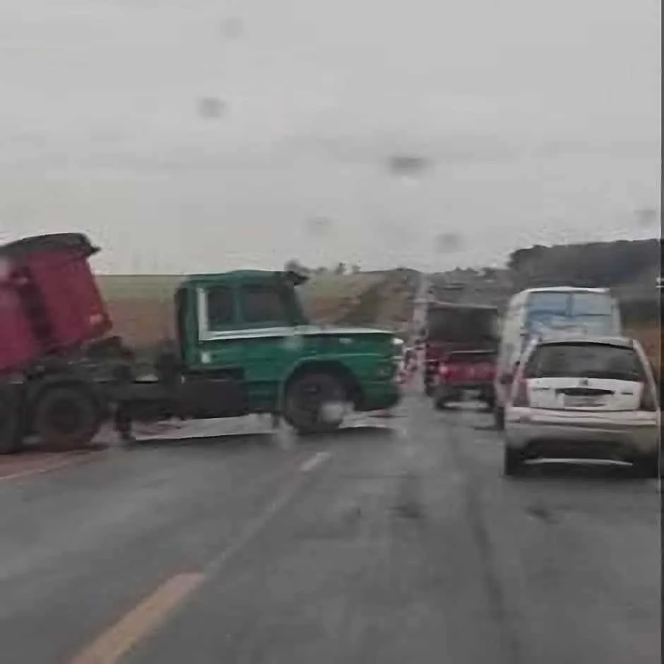 Carreta trava em “L” e bloqueia faixa na BR-163 em São Gabriel do Oeste