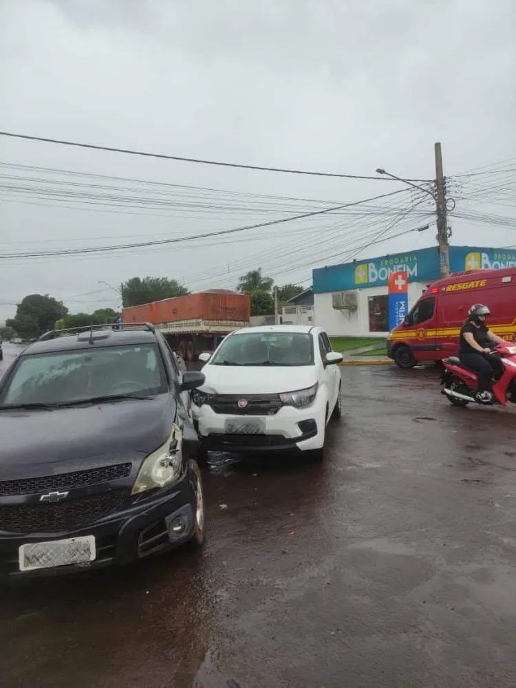 Freira e gestante se envolvem em acidente de trânsito na esquina do Hospital de São Gabriel do Oeste