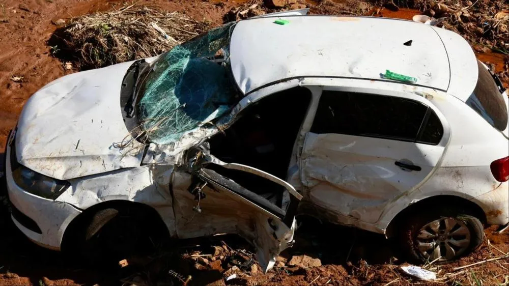Ao fazer conversão, motorista provoca acidente na BR-163 e capota carro em rodovia