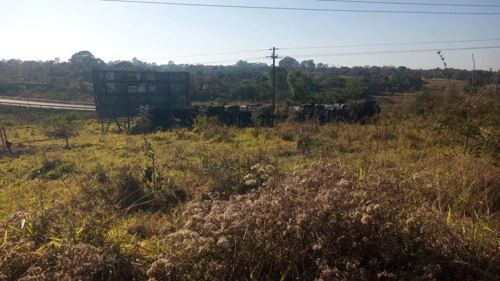 Caminhoneiro fica preso nas ferragens de carreta tombada na BR-163 em Jaraguari