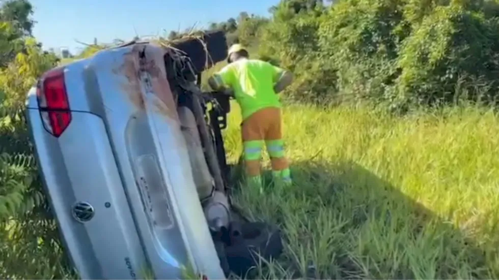 Motorista perde controle, capota várias vezes na BR-163 e dois ficam feridos 