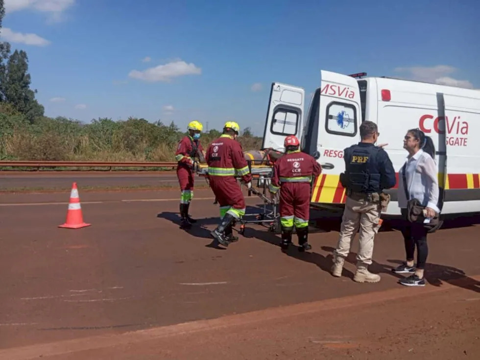 Motociclista cai e é atingido por botijões de gás na BR-163, em Dourados