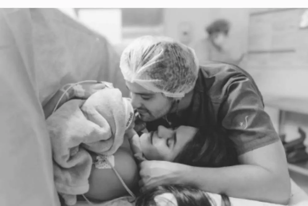 Luan Santana compartilha primeira foto de Serena: 'dia mais feliz das nossas vidas'