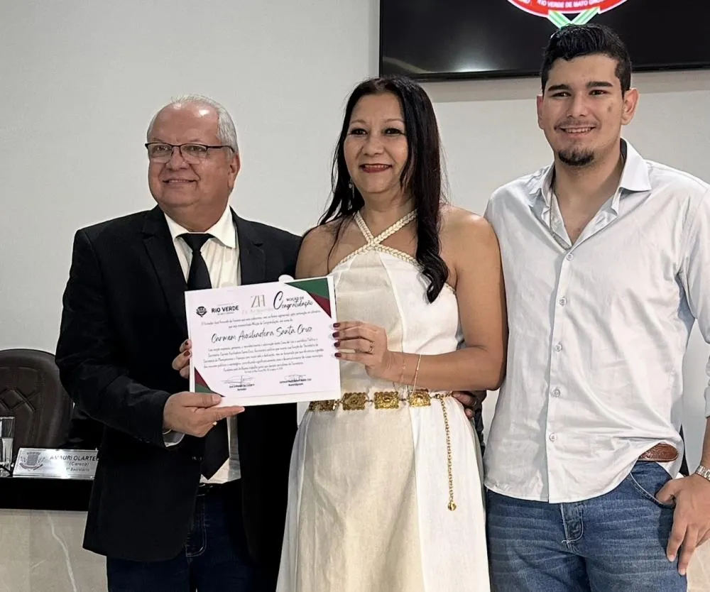 Câmara Municipal entrega Moção de Congratulação à servidora pública Carmem Auxiliadora Santa Cruz