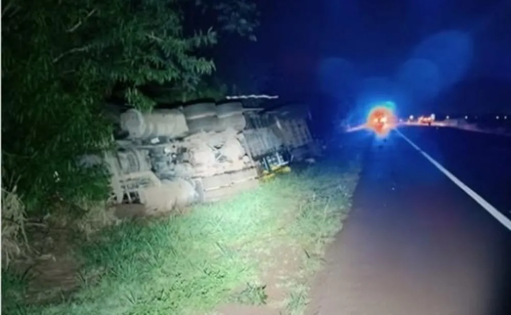 Caminhoneiro perde o controle da direção e carreta tomba na BR-163