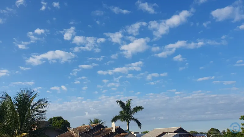 Semana começa com Sol, mas chuva pode aparecer e com risco de temporais