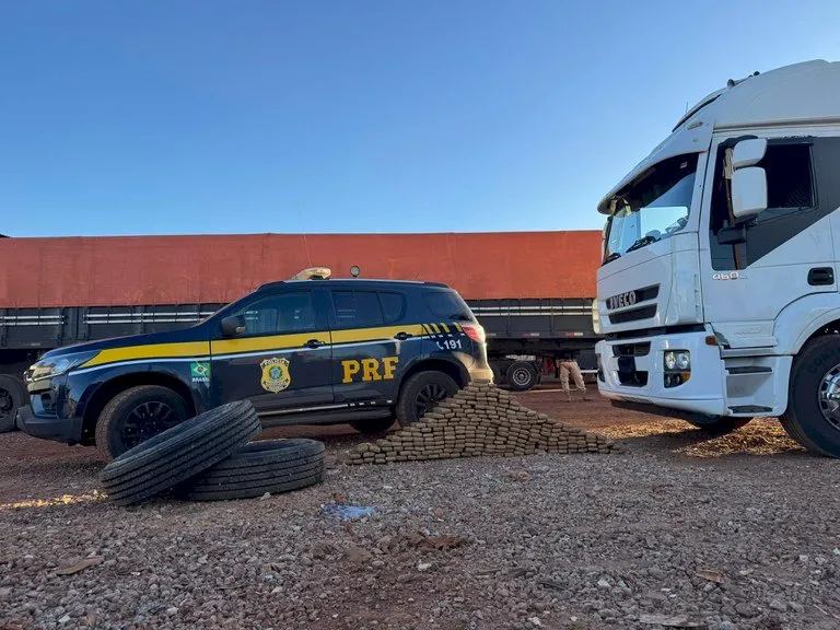 PRF apreende 231 Kg de maconha, celulares e pneus em Dourados (MS)