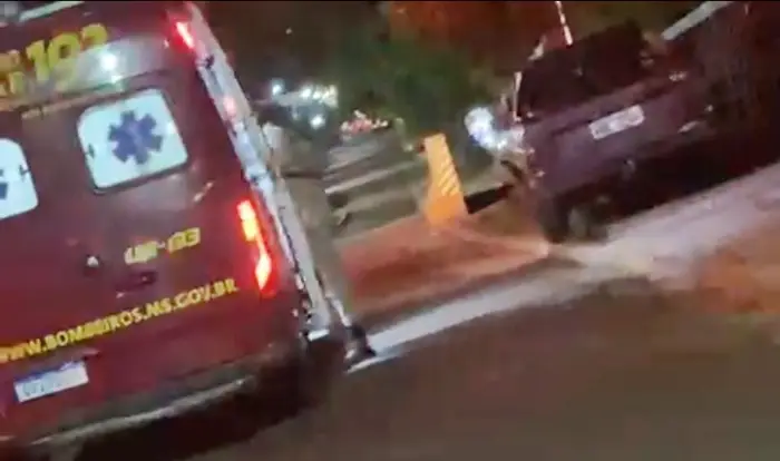 Motorista perde controle e bate carro em passarela de ponte em São Gabriel do Oeste