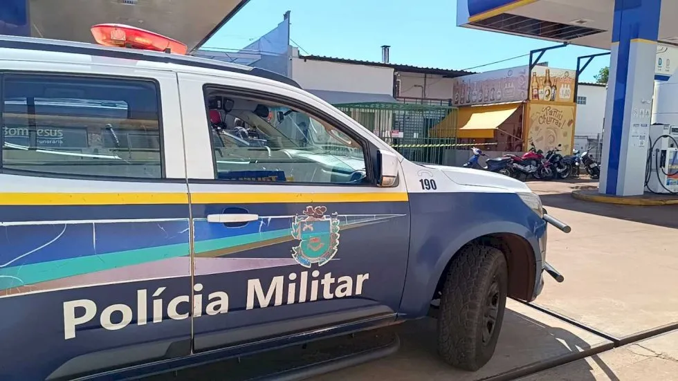 Dourados: Morador de rua encontrado em banheiro de posto de gasolina foi assassinado por causa de colchão