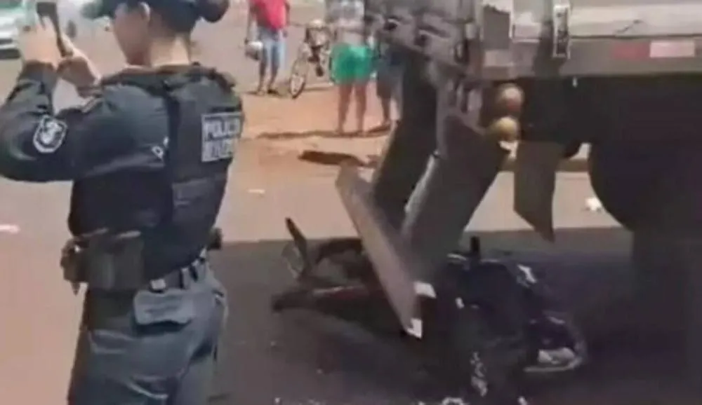 Motociclista tem pé amputado após desrespeitar placa de pare e acaba embaixo de caminhão