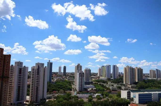 Primeiro domingo do ano com muito sol e calor de 35°C em MS