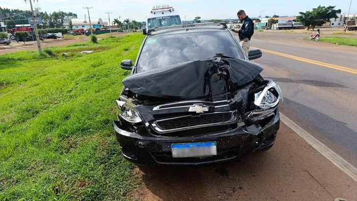 Acidente entre caminhão e Cobalt deixa motorista ferido na BR-163, em São Gabriel do Oeste