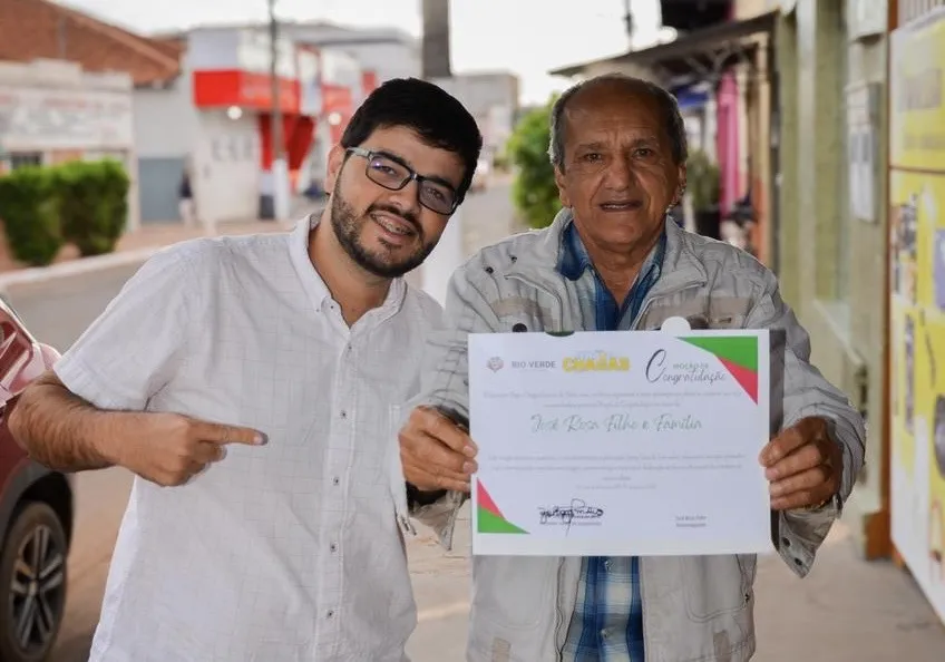 Vereador Yhgor homenageia comerciante Zé Rosa e família pela dedicação de mais de 40 anos ao comércio rio-verdense