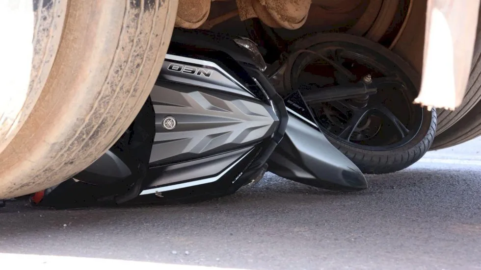 Motociclista morre ao ser atingida por caminhão boiadeiro durante conversão no Nova Lima