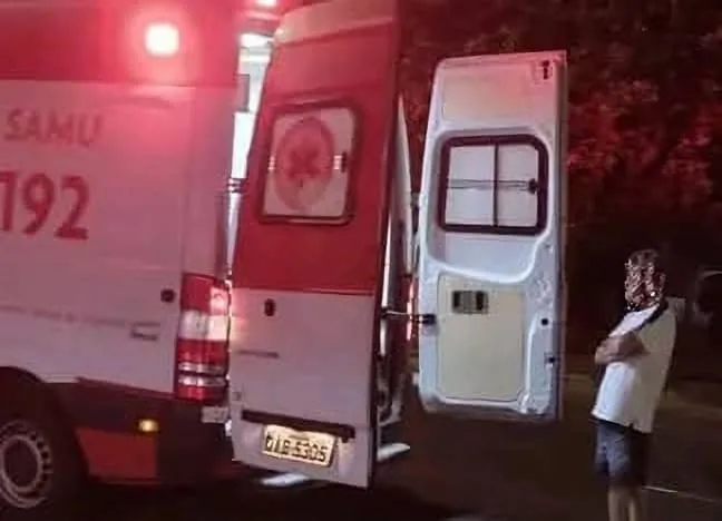Homem é esfaqueado em praça pública e fica em estado grave em Camapuã