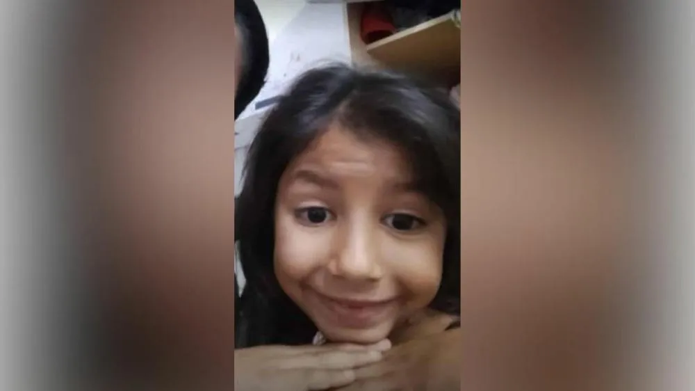 Corpo de menina foi encontrado enrolado em cobertor e escondido em uma banheira