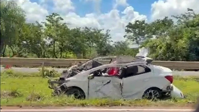 Prisma atinge guard-rail da BR-163 e deixa pessoas feridas, em Jaraguari