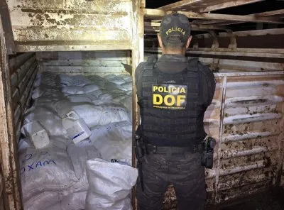 Caminhão boiadeiro é apreendido com mais de R$ 4 milhões em defensivos agrícolas