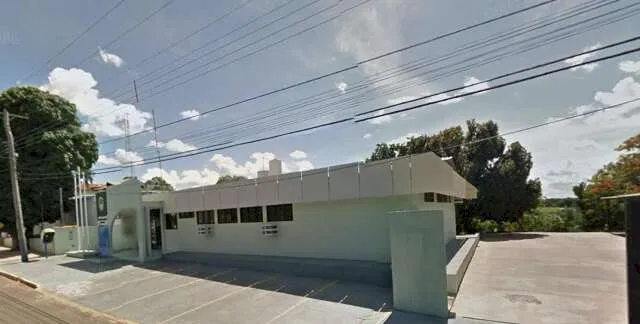 Preso agride policial, escapa de delegacia e é recapturado ao cair de muro