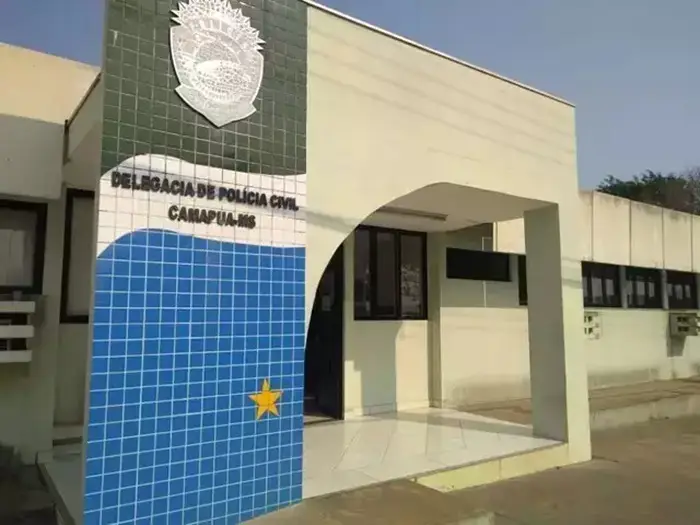 Homem tenta fugir de delegacia em Camapuã, agride policial e sofre fratura ao pular muro