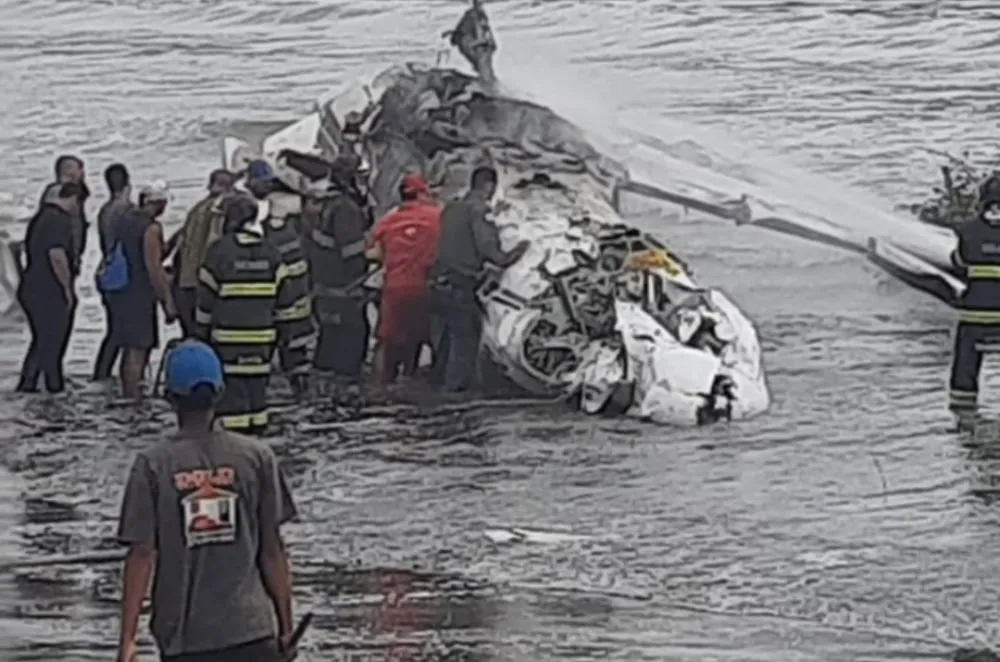 Avião cai em praia de Ubatuba, no litoral de São Paulo (vídeo)