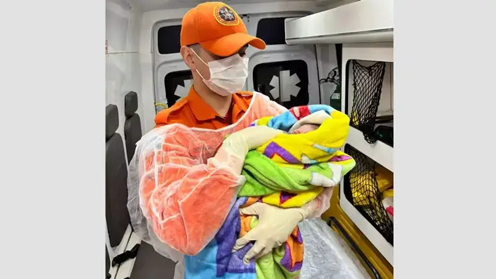Bebê recém-nascido é encontrado abandonado em caixa de frutas