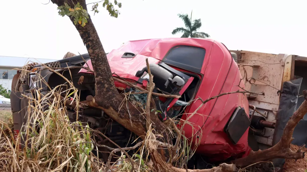 Carreta bate em caminhão, pneu se solta e atinge carro na BR-163 em Campo Grande 