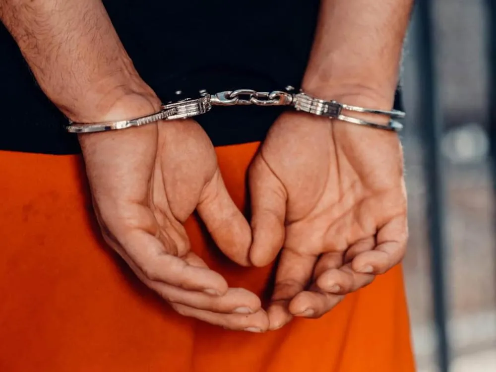Homem é preso após surto em residência e avançar contra policiais em São Gabriel do Oeste