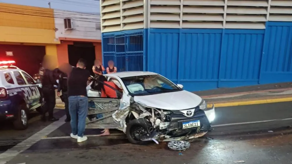 Carro colide com camelódromo na Avenida Noroeste e duas pessoas são levadas à delegacia