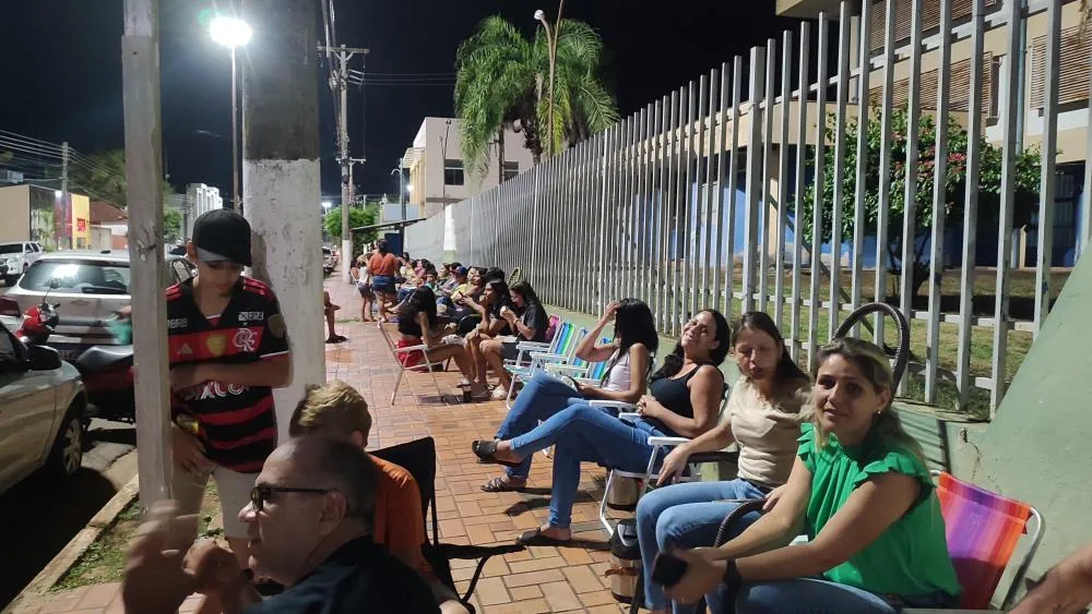Pais e Mães Enfrentam Longa Espera para Garantir Matrículas na Escola Estadual Thomaz Barbosa Rangel
