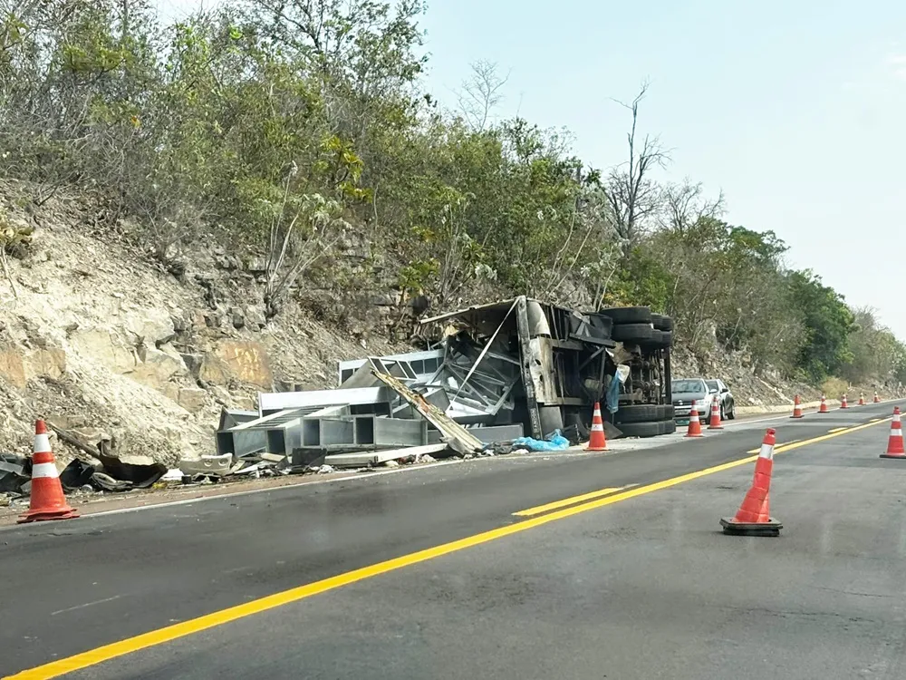 Carreta tomba às margens da BR-163 em Coxim e motorista é socorrido em estado de choque