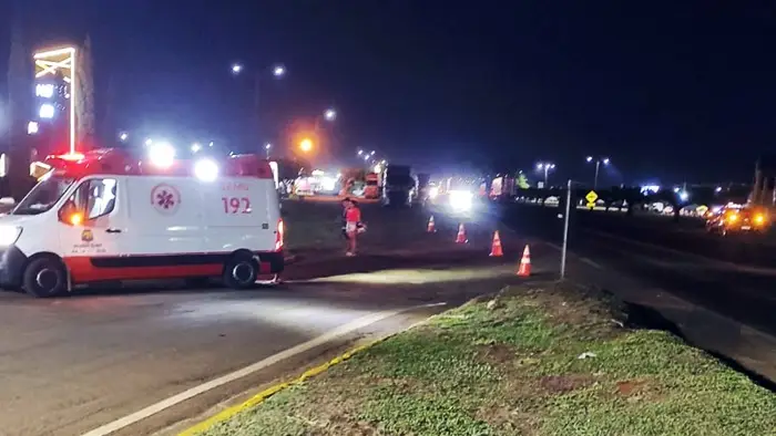 Gestante fica ferida após moto ser atingida por carro em trevo da BR-163 em São Gabriel do Oeste
