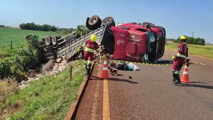 Motorista perde controle de direção e carreta carregada de alimentos tomba na BR-163