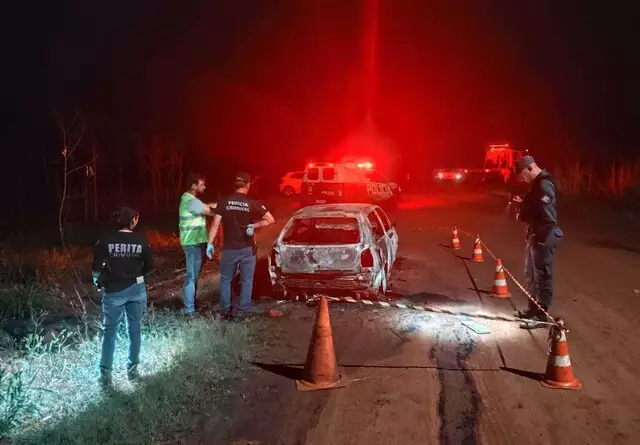 Corpo carbonizado é localizado dentro de carro incendiado na BR-163