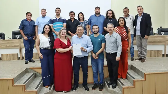 Com mediação da Câmara, Prefeito assina compromisso de reajuste salarial dos servidores