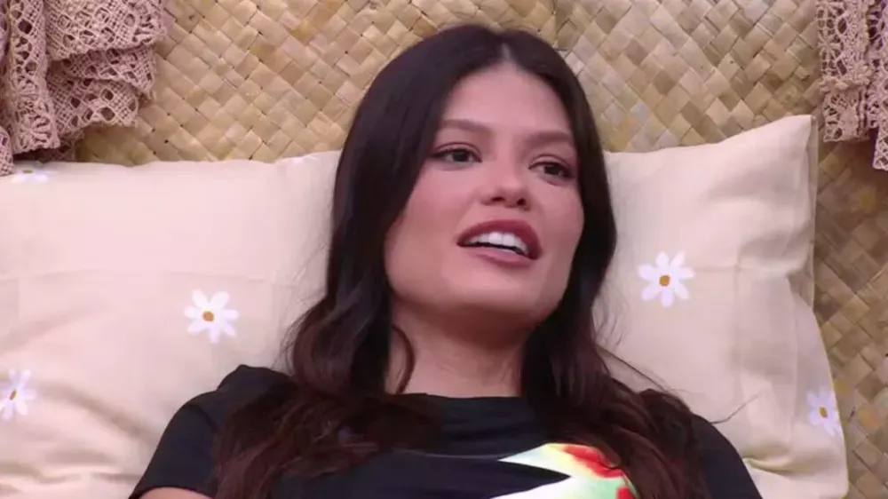 Vitória Strada revela que namorado liberou beijo no BBB 25: ‘Eu posso?’