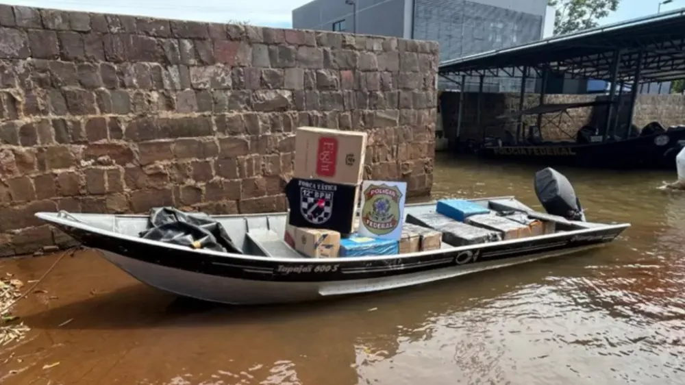 PM apreende embarcação com produtos contrabandeados no Rio Paraná