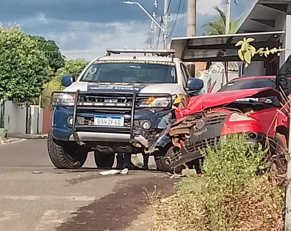 Viatura do GTRAN se envolve em acidente durante perseguição a motociclista em Coxim
